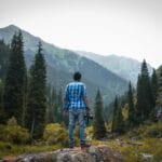 Fotograf wśród górskiego krajobrazu w Ak-Talaa w Kirgistanie