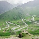 Kręta górska droga pośród zielonych wzgórz w regionie Czuj w Kirgistanie