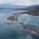 Malownicze jezioro w Papani w Kirgistanie z odbiciem pochmurnego nieba