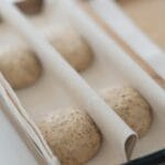 Zbliżenie na dojrzewające ciasto na zakwasie w drewnianej foremce