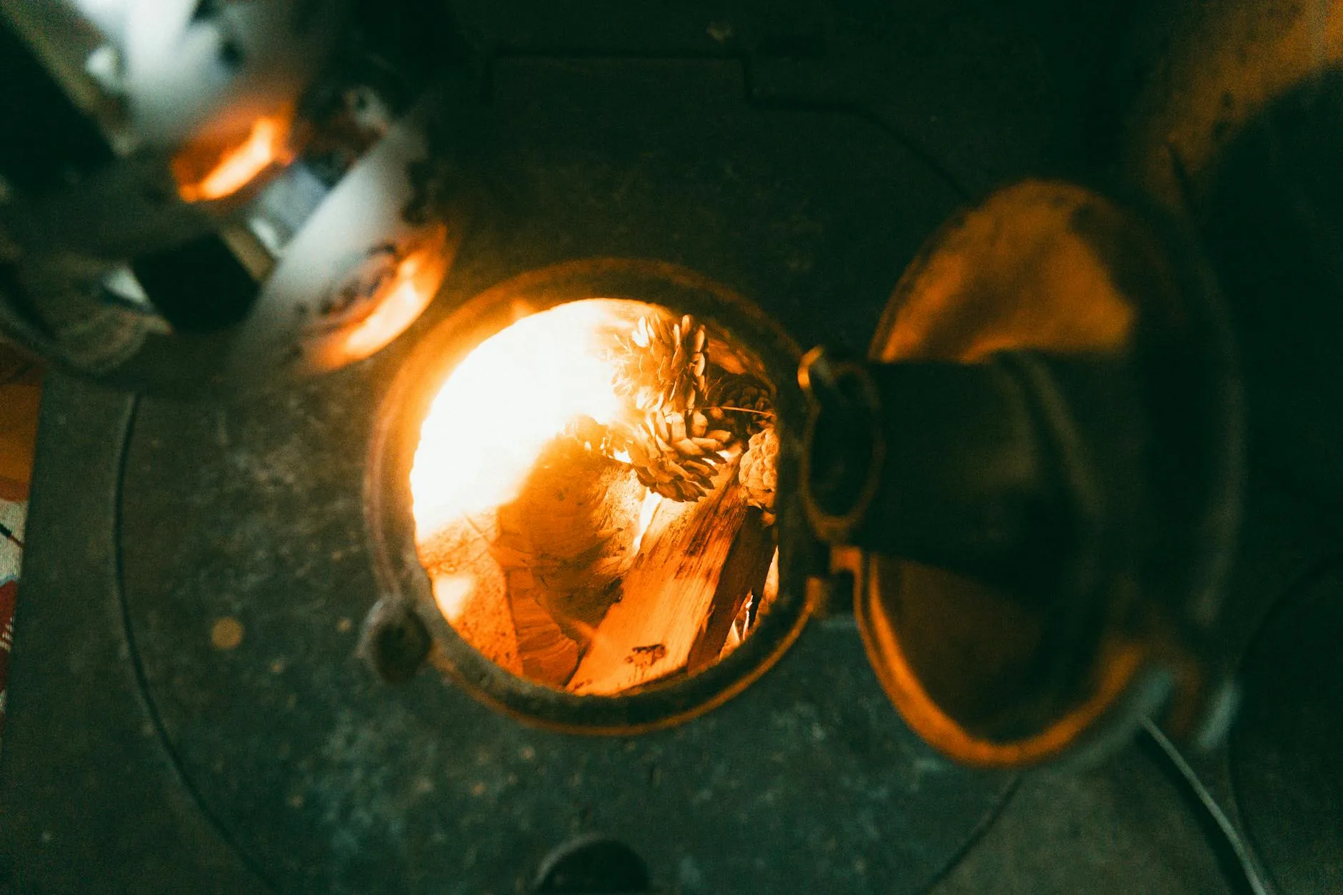 Płonące polana w żeliwnym piecu opalanym drewnem