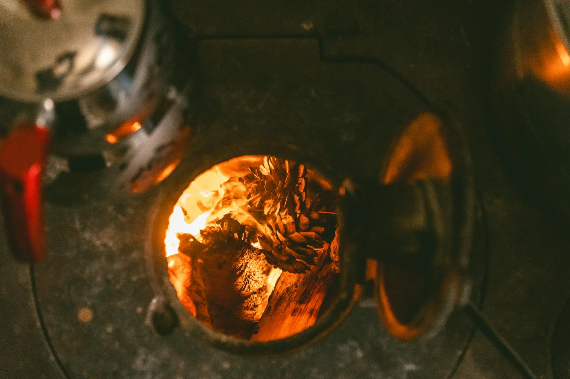 Płonące szyszki sosnowe w przytulnym kominku