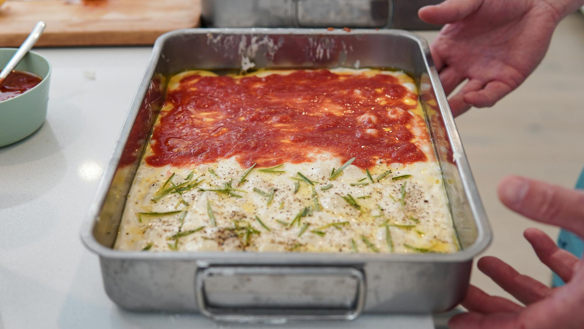 Domowa prostokątna pizza z pomidorami i rozmarynem na blasze