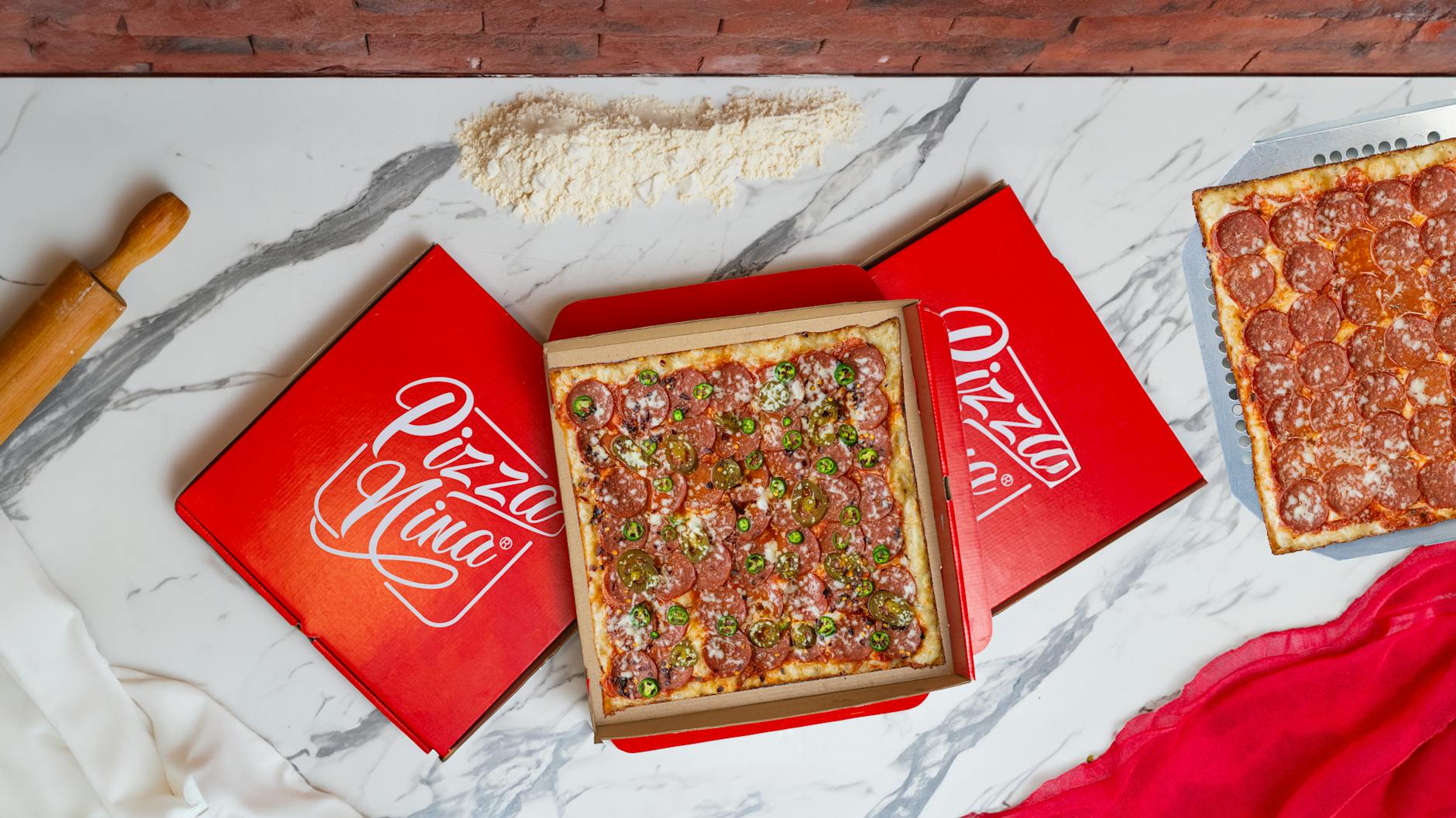 Kwadratowa pizza pepperoni z jalapeños w pudełku Pizza Nina