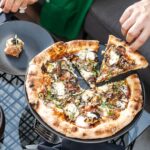 Gourmet pizza z pieczarkami, ziołami i mozzarellą na stole w Dubaju