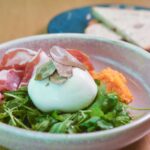 Sałatka z burratą, prosciutto, rukolą i wiórkami trufli w misce