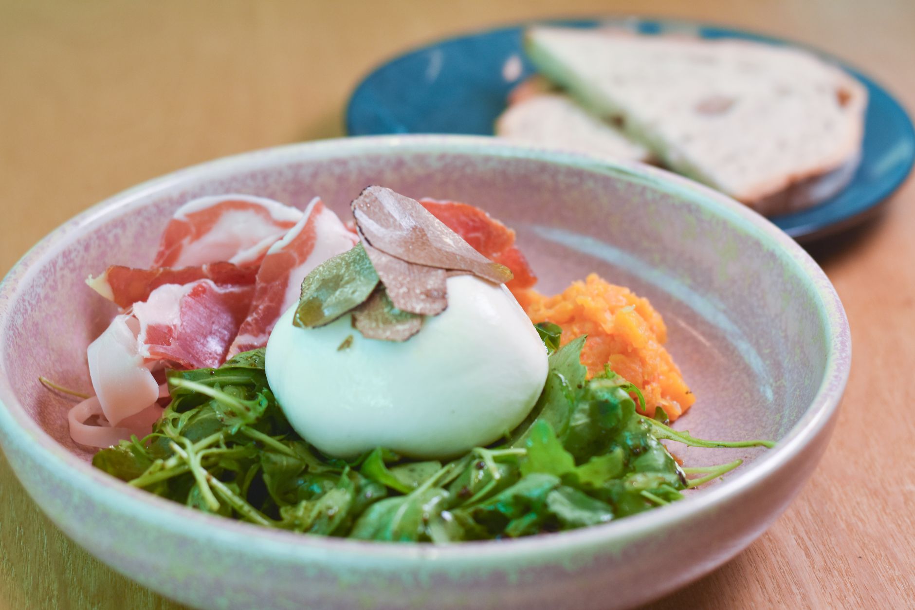 Sałatka z burratą, prosciutto, rukolą i wiórkami trufli w misce
