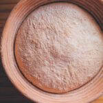 Widok z góry na ciasto na zakwasie w ceramicznej misce