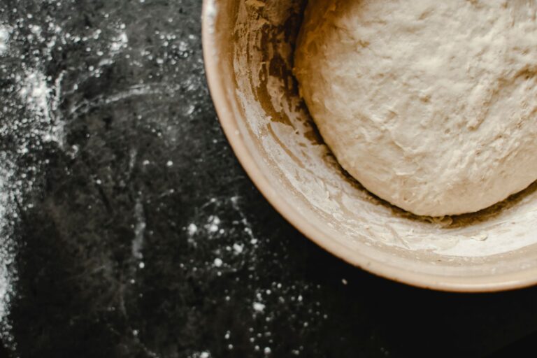 Fermentacja zimna (cold fermentation): dlaczego ciasto dojrzewa w lodówce do 72h?