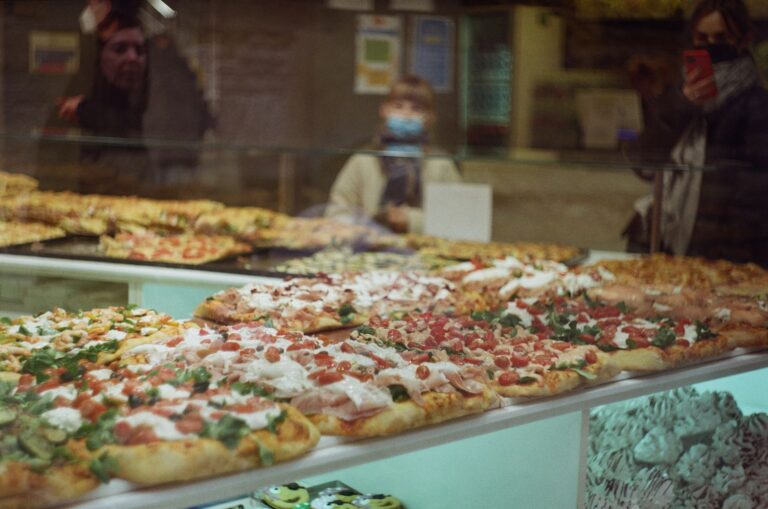 Pizza rzymska al taglio: dlaczego jest prostokątna, lekka i sprzedawana na wagę?