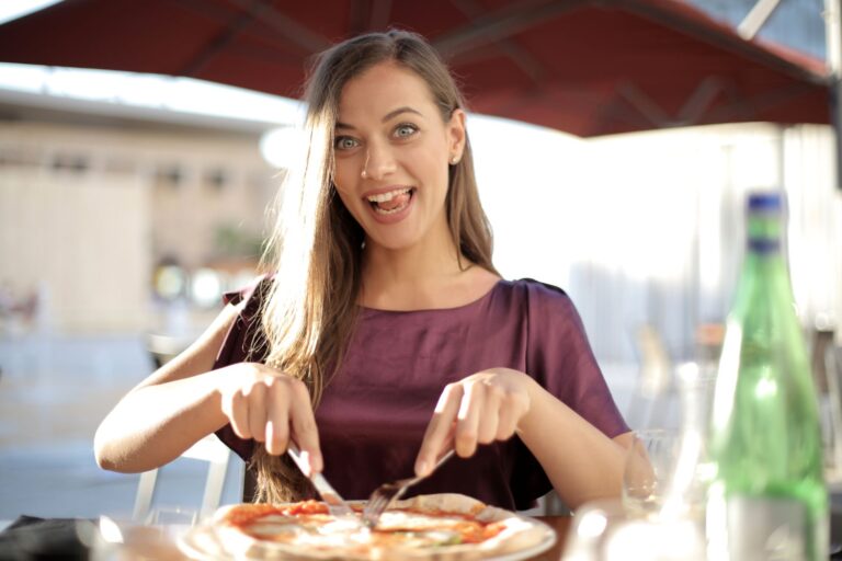 Pizza rzymska al taglio: dlaczego jest prostokątna, lekka i sprzedawana na wagę?