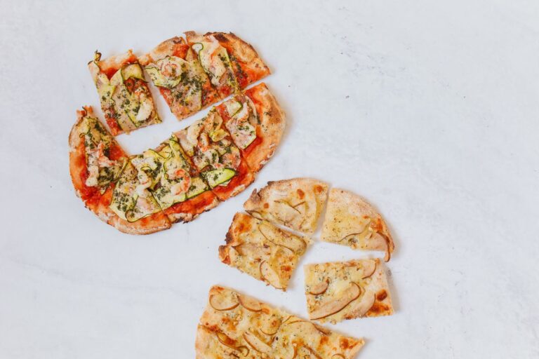 Pizza rzymska al taglio: dlaczego jest prostokątna, lekka i sprzedawana na wagę?