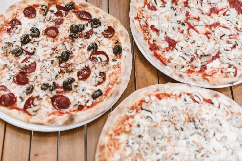 Pizza rzymska al taglio: dlaczego jest prostokątna, lekka i sprzedawana na wagę?